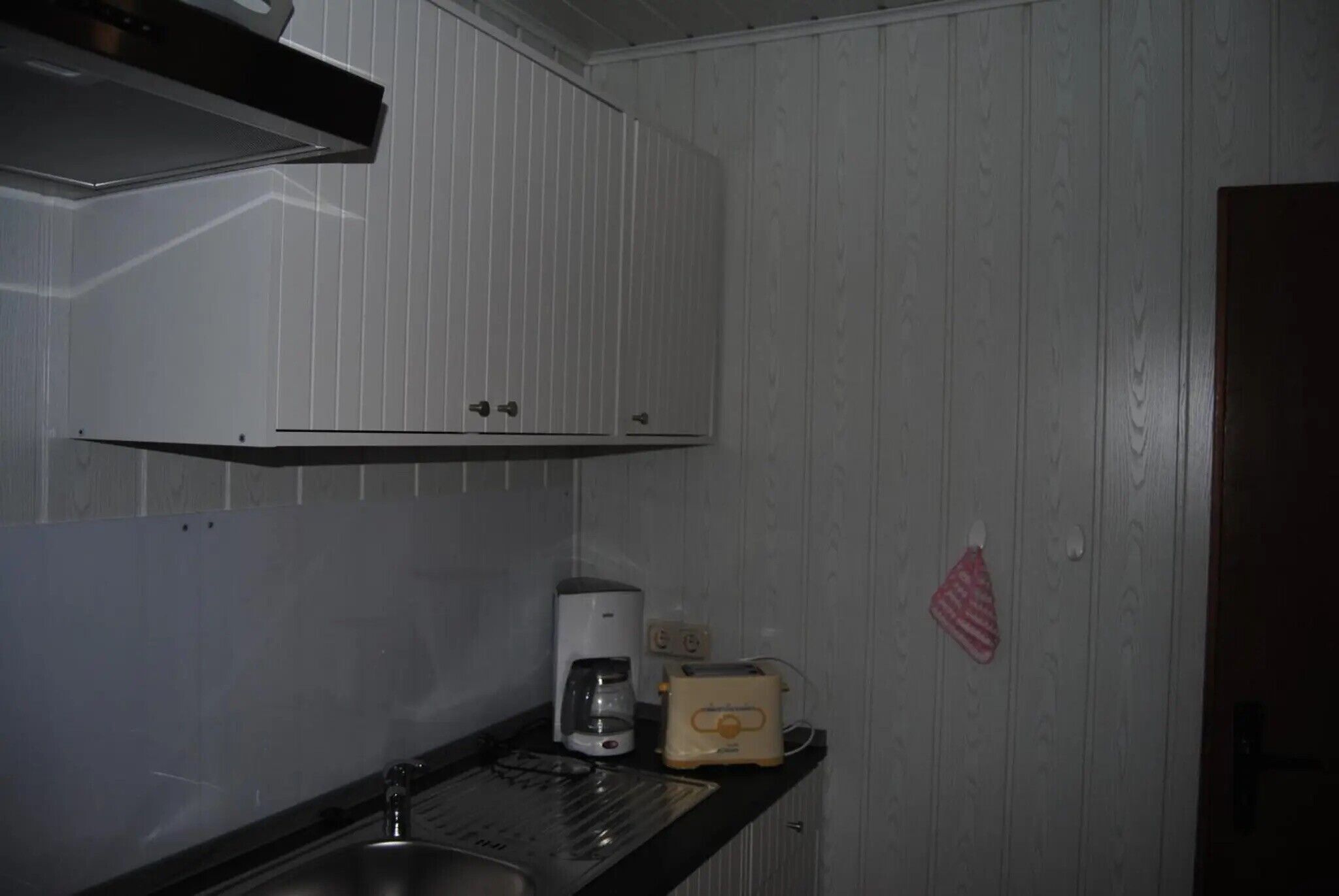 Kjøleskap, ovn, kokeplater og kaffetrakter/tekoker