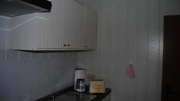 Kjøleskap, ovn, kokeplater og kaffetrakter/tekoker