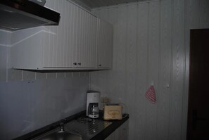 Kjøleskap, ovn, kokeplater og kaffetrakter/tekoker