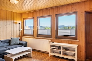 TV - Apartment "Blick Ruhla" with Mountain View, Private Terrace and Wi-Fi (Ruhla)
