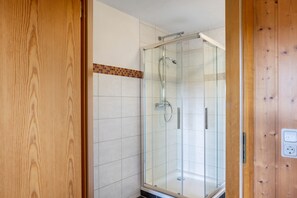 Douche, sèche-cheveux, serviettes fournies