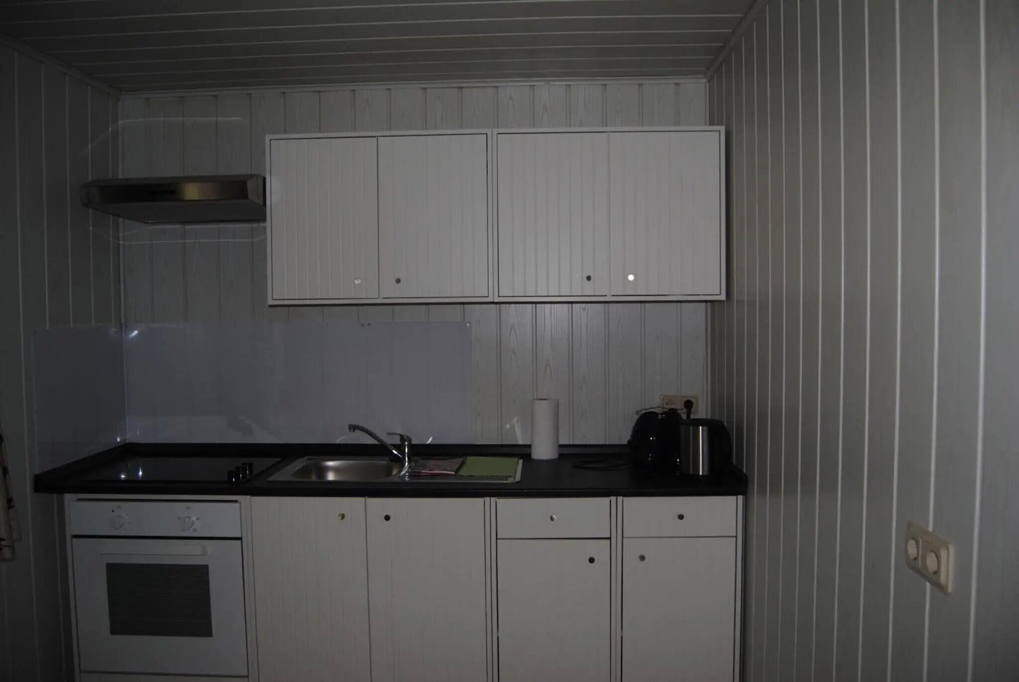 Refrigerador, horno, parrilla de estufa y cafetera y tetera 
