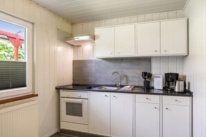 Fridge, oven, stovetop, coffee/tea maker - Apartment “Rennsteig View” with Mountain Views, Private Terrace, and Wi-Fi (Ruhla)