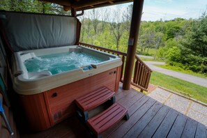 Outdoor spa tub - Overlook Outpost| Hocking Hills (Rockbridge)