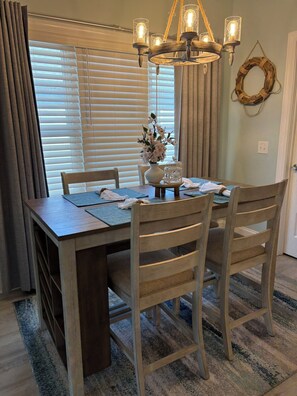 Dining - The Lazy Turtle (Oak Island)