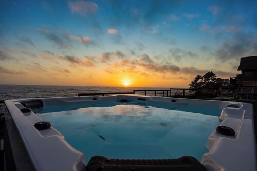 Luxury Oceanfront Retreat w/ Hot Tub, Fire Table & Pacific Views near S.F.