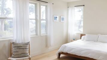 Tabla de planchar con plancha, wifi, ropa de cama