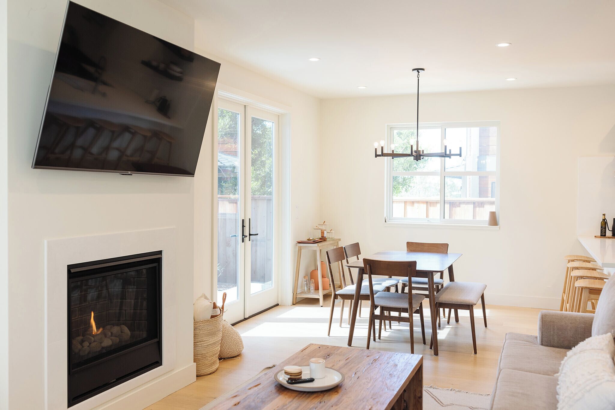 TV, fireplace
