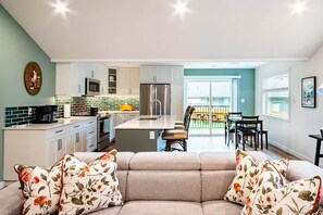 Living area - Harbourview Hideaway (Sooke)
