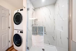 Dusche, Haartrockner, Handtücher