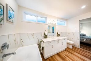 Shower, hair dryer, towels - Harbourview Hideaway (Sooke)