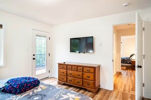 2 bedrooms, WiFi, bed sheets - Harbourview Hideaway (Sooke)