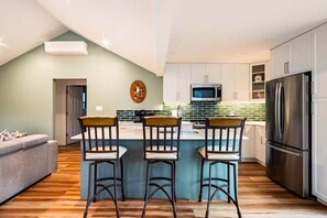 Réfrigérateur, four à micro-ondes, un four, surface de cuisson