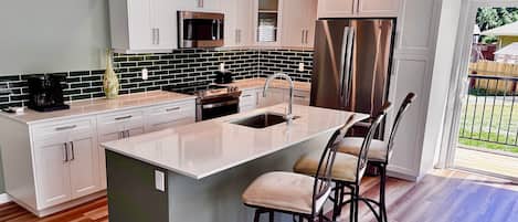 Geladeira, micro-ondas, fogão, cooktop