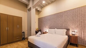 A bedroom with a large bed, wooden wardrobe, and a textured wall. - Group-Friendly 3BR in Roma Norte (Ciudad de México)