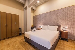 A bedroom with a large bed, wooden wardrobe, and a textured wall. - Group-Friendly 3BR in Roma Norte (Ciudad de México)