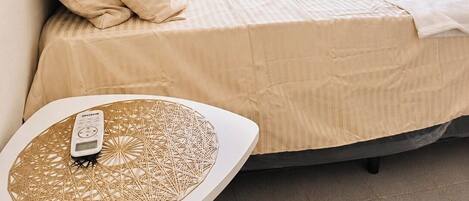 Tabla de planchar con plancha y ropa de cama
