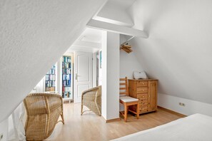 Iron/ironing board, WiFi, bed sheets, wheelchair access - Holiday Home 'Achtern Diek' with Private Terrace, Garden and Wi-Fi (Schülp)