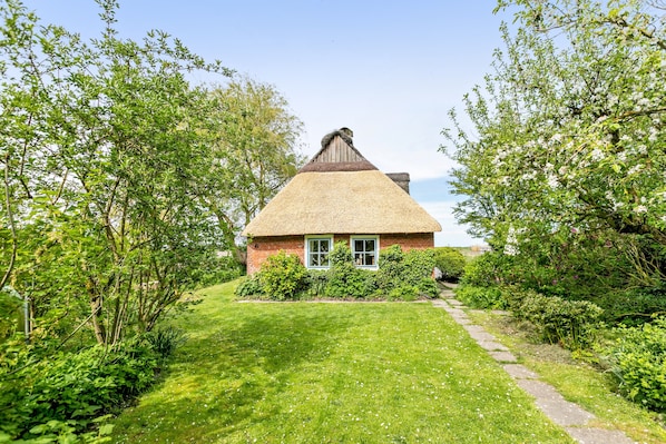 Exterior - Holiday Home 'Achtern Diek' with Private Terrace, Garden and Wi-Fi (Schülp)