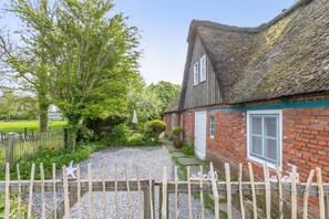 Property grounds - Holiday Home 'Achtern Diek' with Private Terrace, Garden and Wi-Fi (Schülp)
