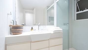 Basic Apartment | Bathroom