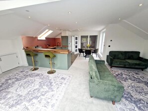 Living area - Apartment Sleeps 4 With Balcony and Parking (Kingsbridge)