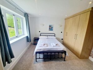 2 bedrooms, free WiFi, bed sheets - Apartment Sleeps 4 With Balcony and Parking (Kingsbridge)