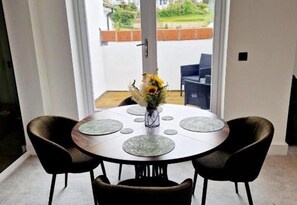 Dining - Apartment Sleeps 4 With Balcony and Parking (Kingsbridge)