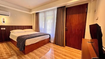 Blackout curtains, soundproofing, free WiFi