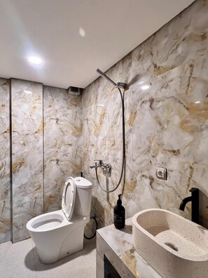 Chambre Double Deluxe, balcon, vue piscine | Salle de bain | Chaussons