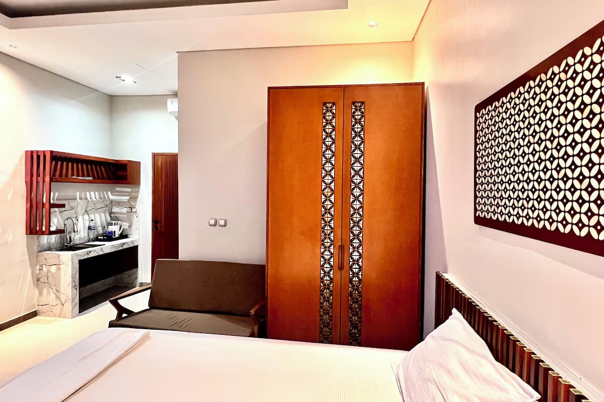 Chambre Deluxe double, balcon, vue sur la piscine | Rideaux dâobscurcissement, systĂšme dâinsonorisation