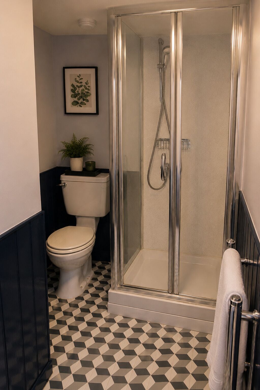 Ein Badezimmer mit einer Duschkabine, einer Toilette und einem Fußboden mit Muster.
