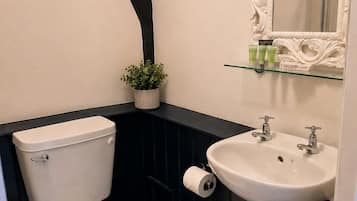Double or Twin Room | Bathroom | Towels, soap, shampoo, toilet paper