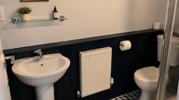 Quarto casal | Banheiro | Toalhas de banho, sabonete, shampoo, papel higiênico