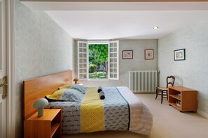 Tabla de planchar con plancha, wifi y ropa de cama 