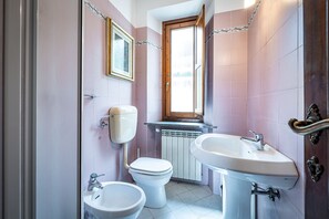 Ducha, secador de pelo, bidet