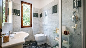 Douche, séchoir à cheveux, bidet