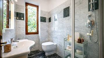 Douche, sĂšche-cheveux, bidet
