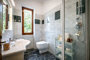 Douche, sèche-cheveux, bidet