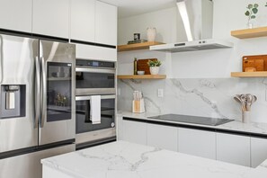 Geladeira, micro-ondas, fogão, cooktop