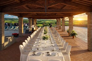 Outdoor banquet area - Villa Le Cascine with private pool. (Montaione)