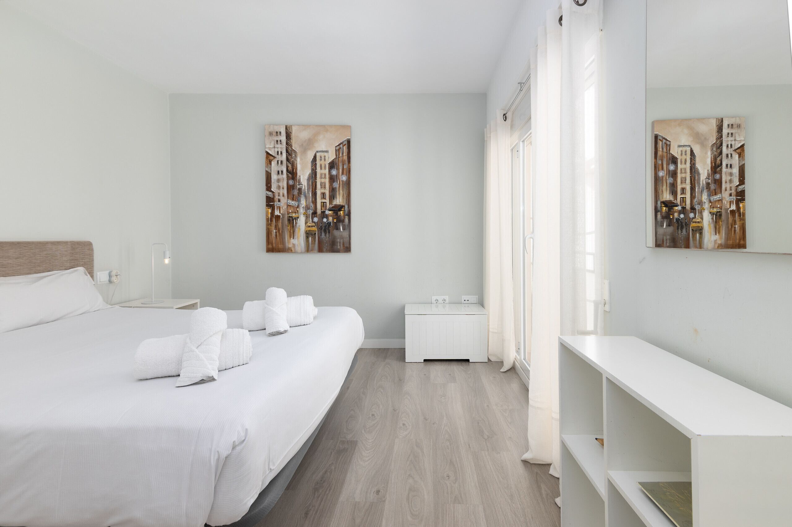 Tabla de planchar con plancha, wifi gratis y ropa de cama 