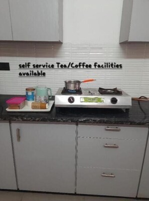 Private kitchen - Spacious Family Room Near Taj Mahal with Private Bathroom & Kitchenette (Agra)