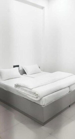 Room - Deluxe Family Room in Agra with Kitchenette & Private Bathroom (Agra)