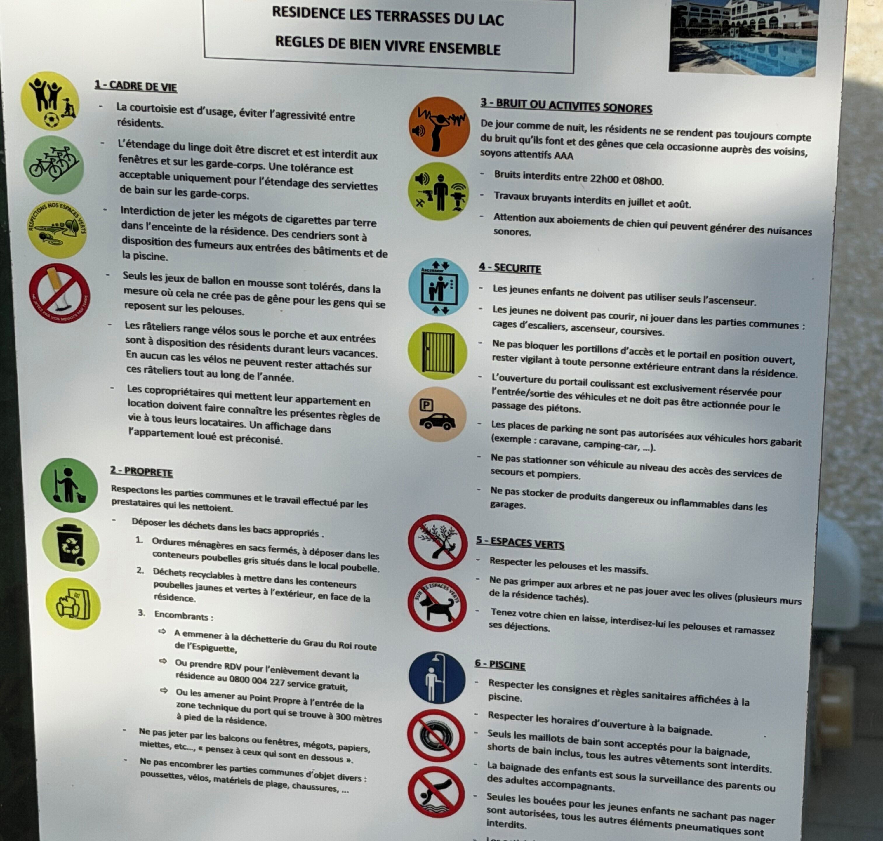 Un cartel con normas de convivencia en las terrazas de Lac Residence, que incluyen pautas sobre ruidos, seguridad y gestión de residuos.