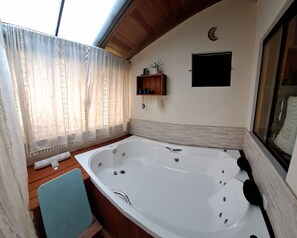 Douche, serviettes fournies, savon, papier toilette