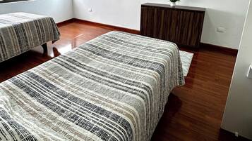 Habitación Deluxe con 2 camas individuales, vistas a la ciudad | Wifi gratis y accesible en silla de ruedas