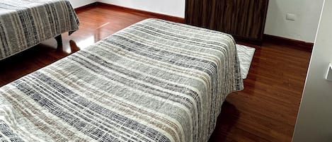 Chambre Deluxe avec lits jumeaux, vue ville | Wi-Fi gratuit, accÚs pour personnes à mobilité réduite