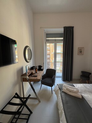 Kahden hengen comfort-huone (yksi tai kaksi sänkyä), parveke, kaupunkinäköala | Tallelokero huoneessa, pimennysverhot, äänieristys, ilmainen Wi-Fi