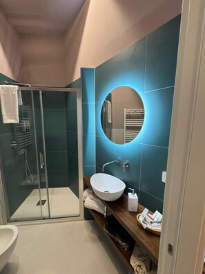 Shower, hair dryer, slippers, towels - Poerio Station Rooms & Apartment (Naples)